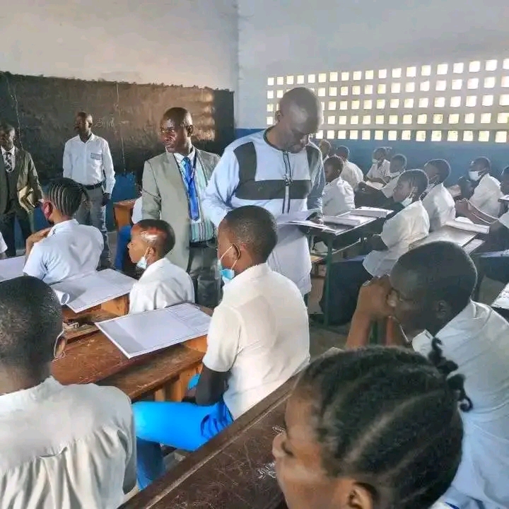 Uvira ; Début ce lundi 24 juin  2024 des examens d’État sur toute entendu de la république démocratique du Congo  .  A Uvira le lancement a eu lieu a l’école primaire les anges par l’autorité urbaine .