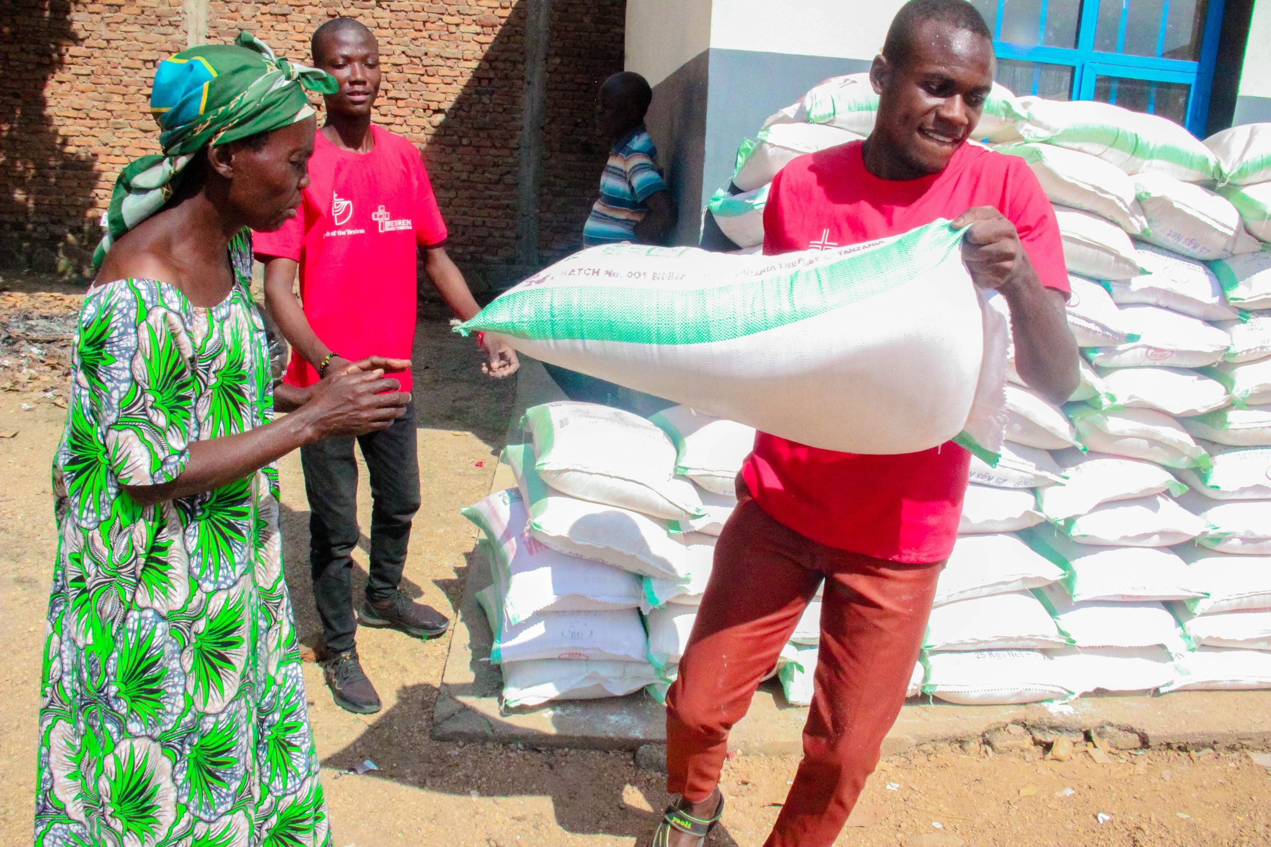 Uvira ; Quelques sinistrés  des inondations du lac Tanganyika et du Marais Nyangara sont assistés en vivres et non vivres par l’église les frères au Congo .