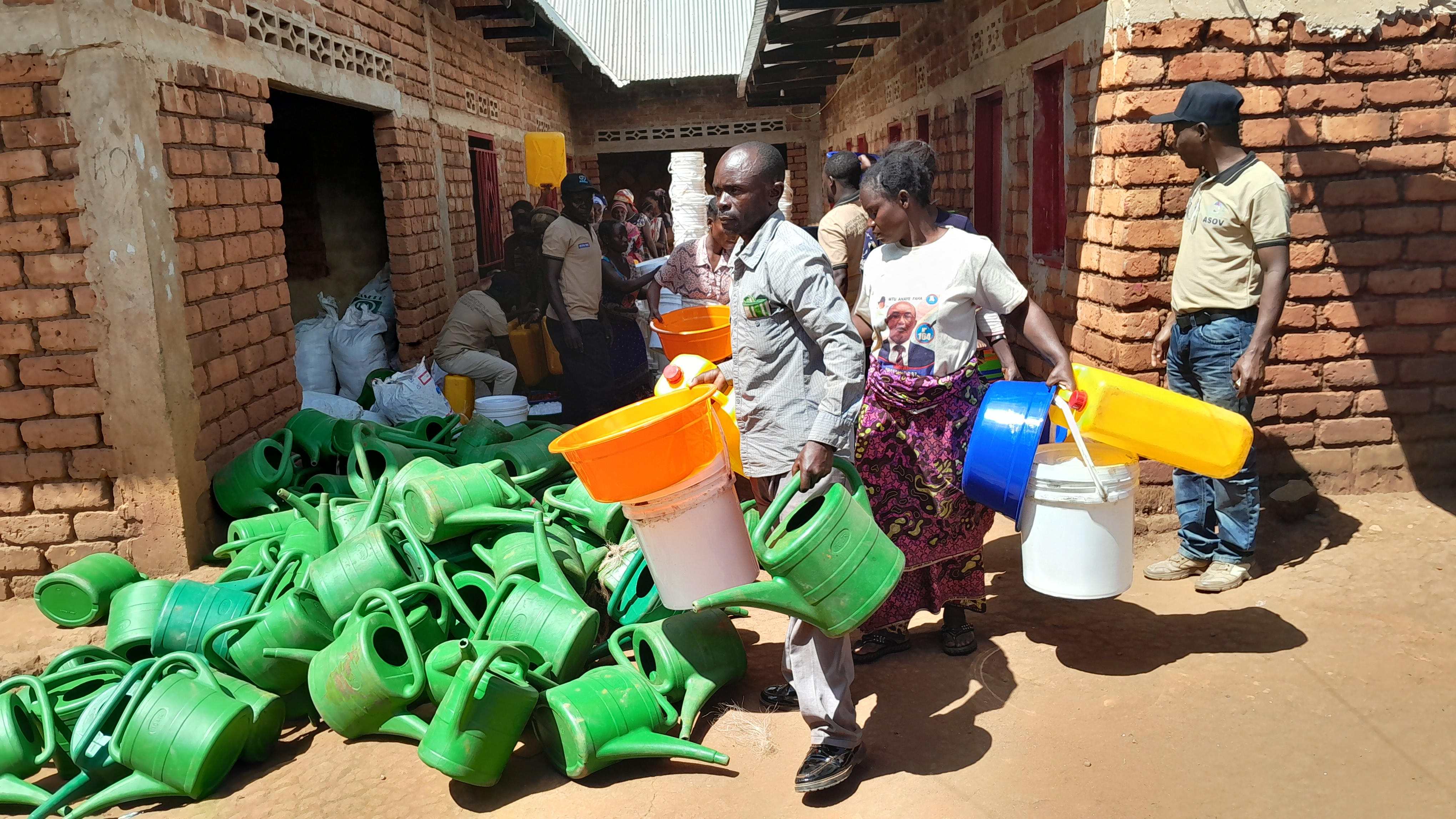 Fizi :  6.462 ménages déplacés bénéficient des outils aratoires , stockage d’eau et des semences maraichères .