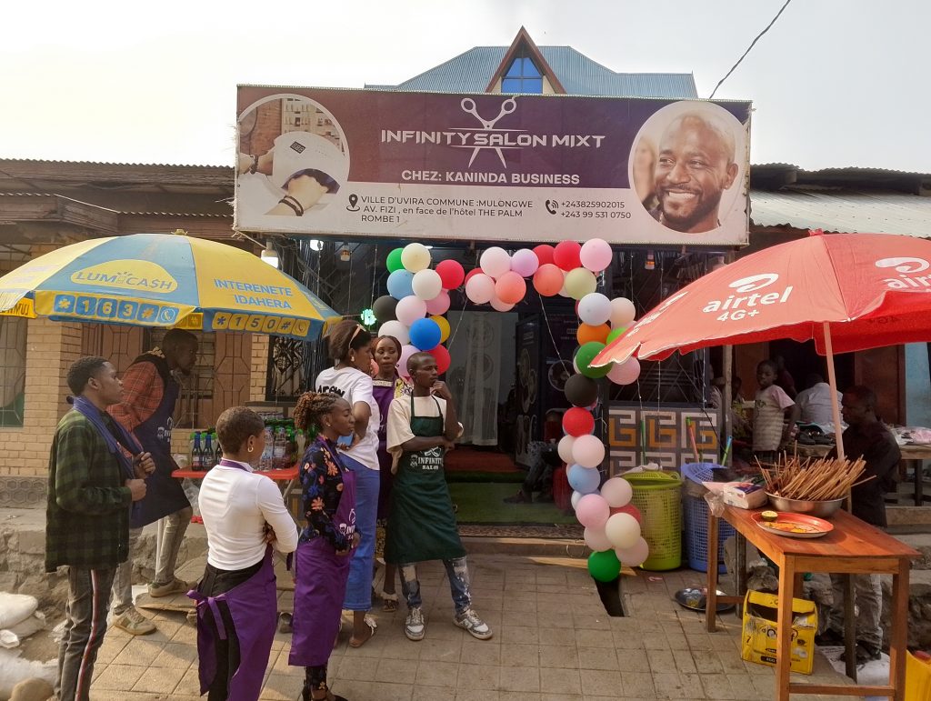 Uvira : un salon de  coiffure mixte de haute qualité ouvre ses portes à Uvira .