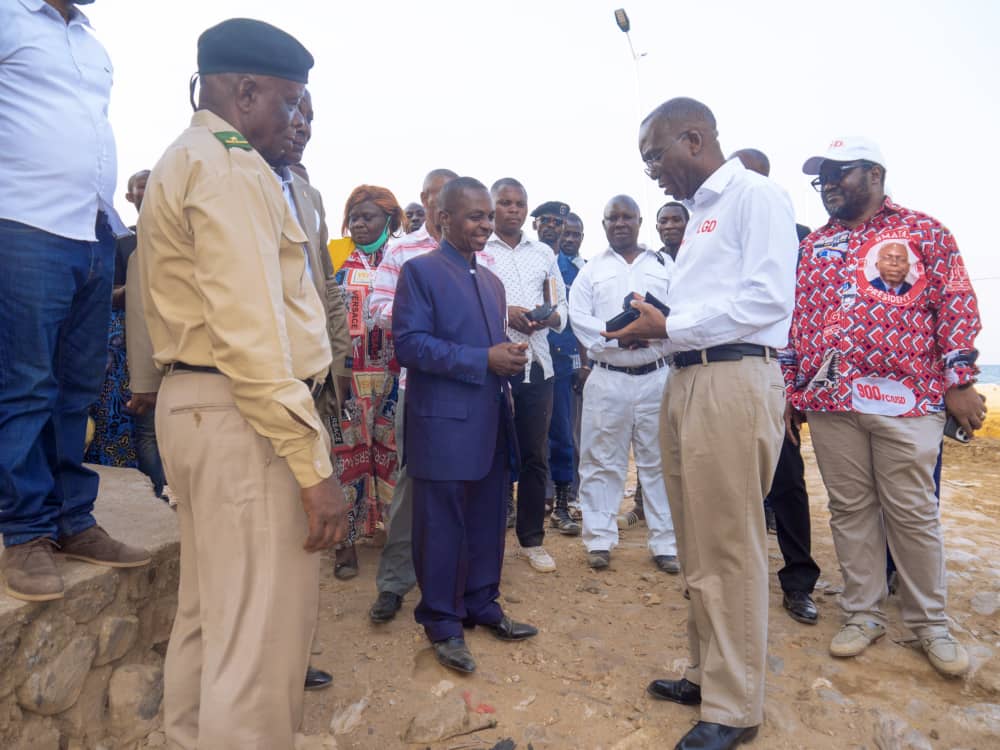 Uvira : L’ex-premier ministre , le professeur Dr Matata Ponyo visite le port de Kalundu .