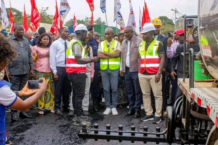 Uvira : Le gouverneur Purusi lance les travaux de goudronnage sur la RN5 entre Kavimvira et Kalundu