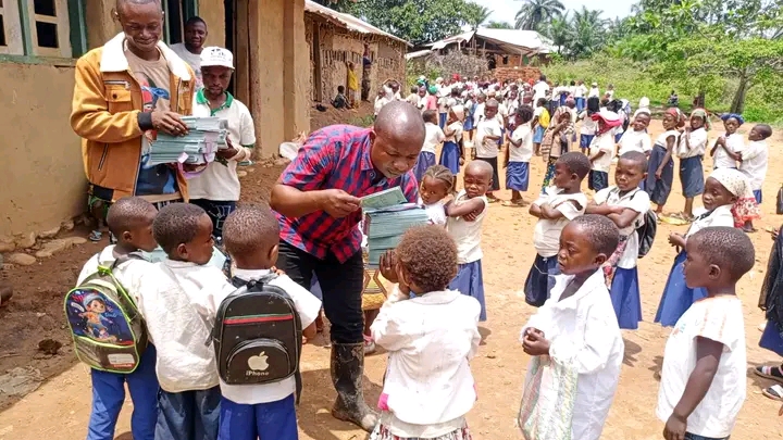 Mwenga : L’Association des Femmes Journalistes Engagées pour la Paix vient en aide aux élèves de l’École Primaire Kakuku de Lubigi
