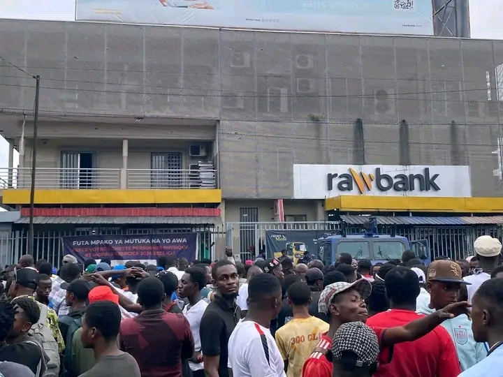 Kinshasa : Une jeune femme arrêtée après une tentative de braquage à la Rawbank