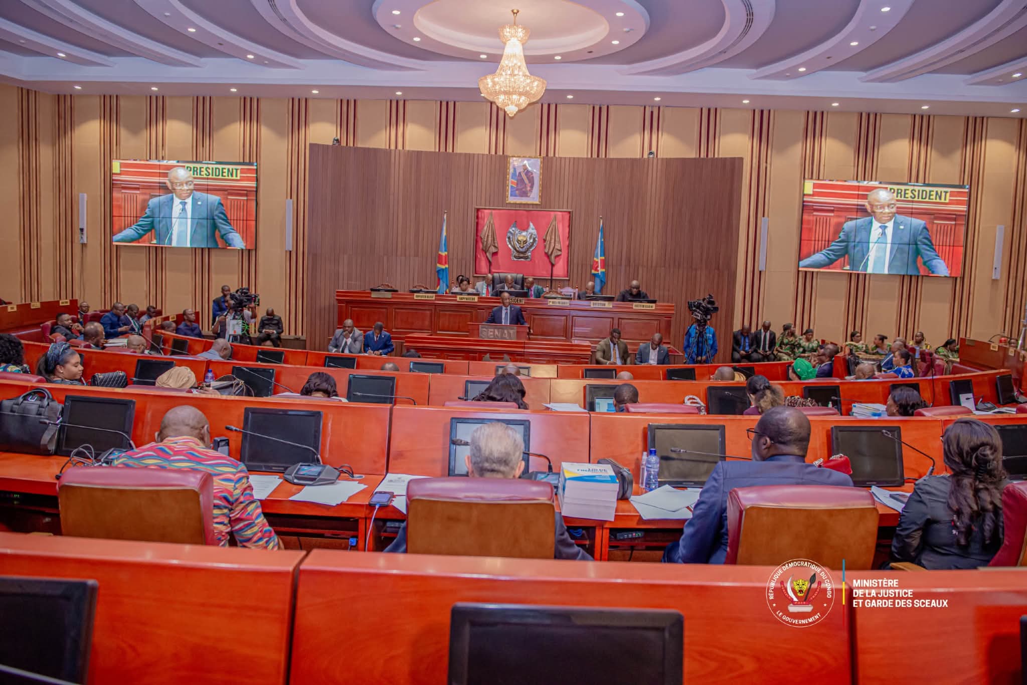 RDC : au Sénat, le gouvernement pousse la prorogation de l’état de siège et réforme la justice militaire face à la crise sécuritaire