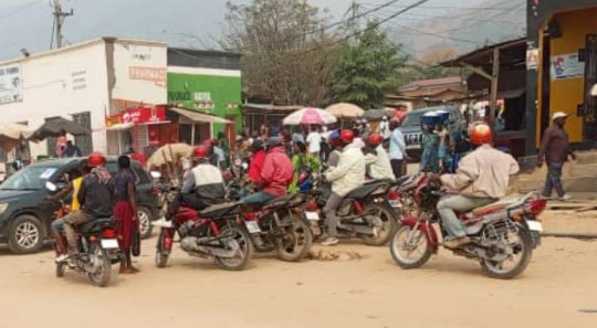 Uvira : Les conducteurs de motos et tricycles étouffés par la flambée du prix du carburant