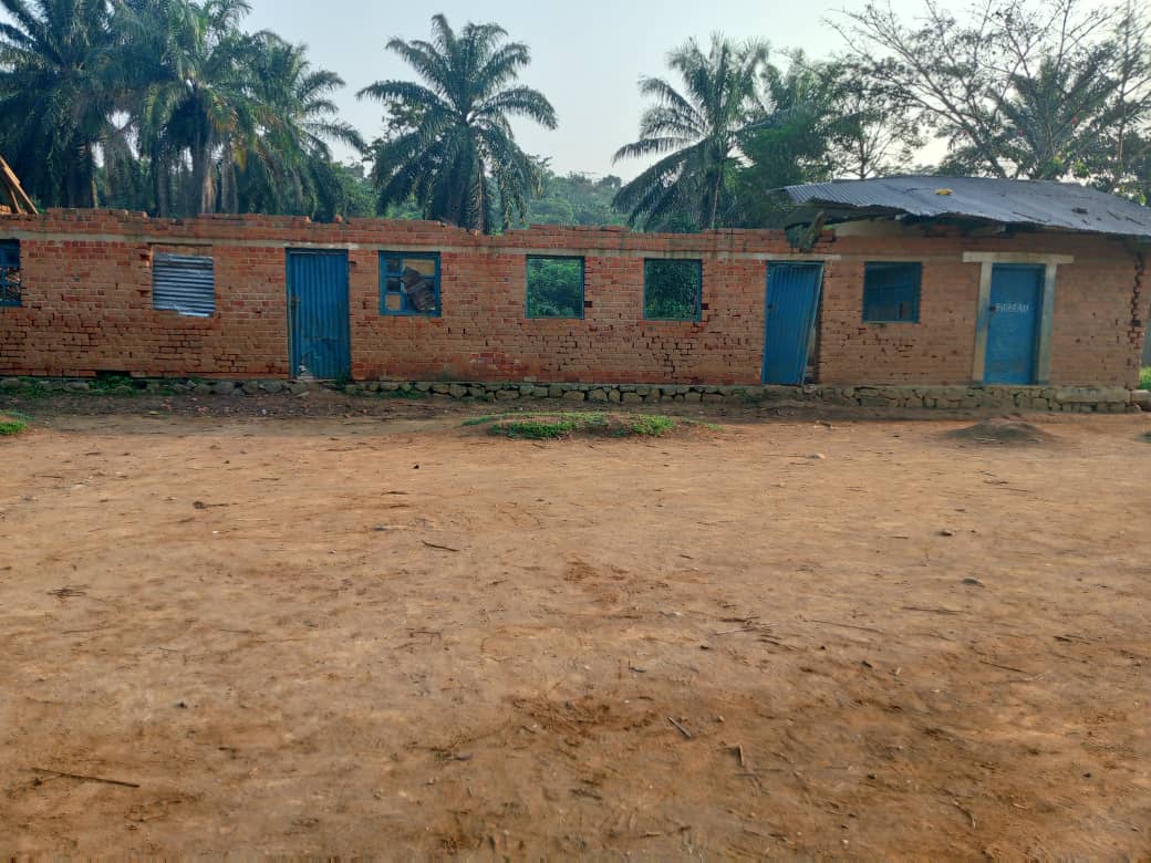 Mwenga : à l’approche de la rentrée scolaire, l’école primaire Lulimba toujours sans toiture, la société civile lance un appel urgent