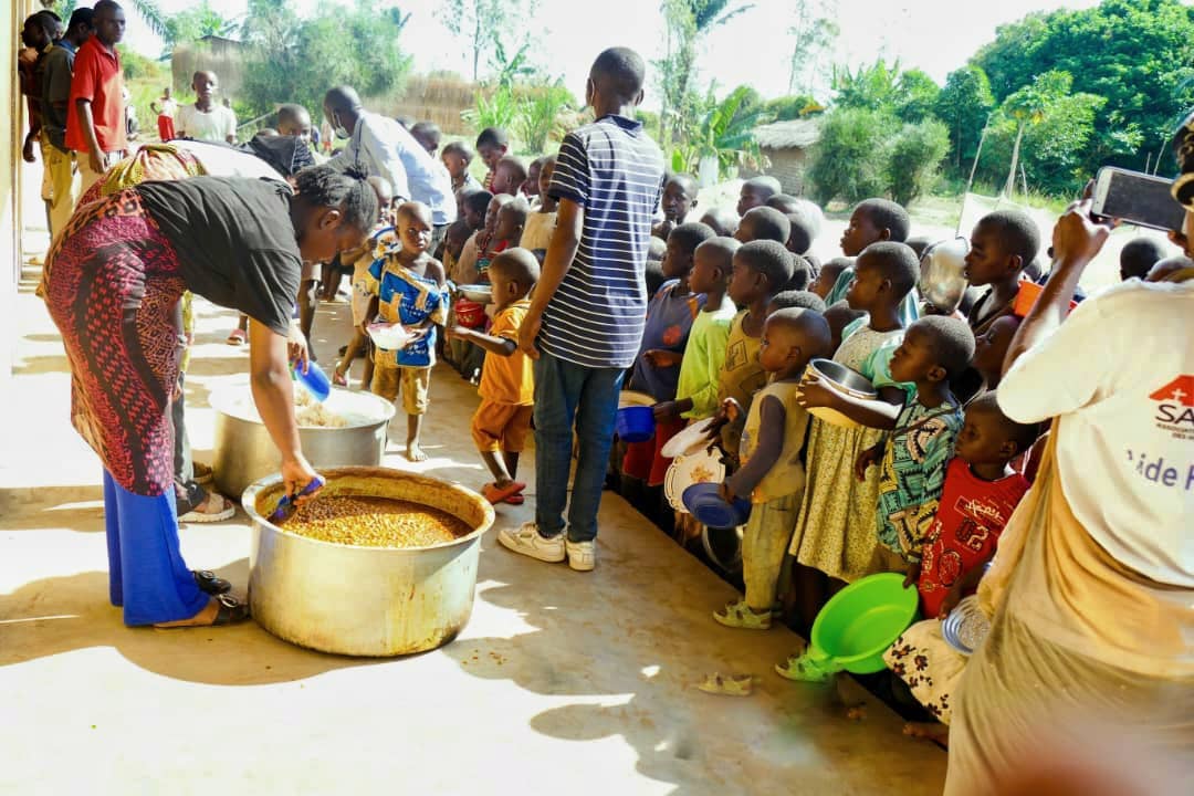 Uvira : un repas chaud pour les enfants pygmées et paysans de Kahororo
