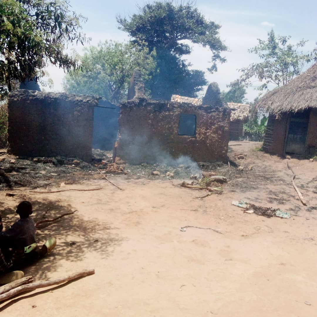 Uvira : des incendies de brousse réduisent plusieurs maisons en cendres à Kitija et Luhito