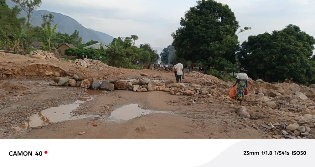 Uvira : des jeunes et la population de Kabimba barricadent la route pour réclamer le curage de la rivière et la construction du pont