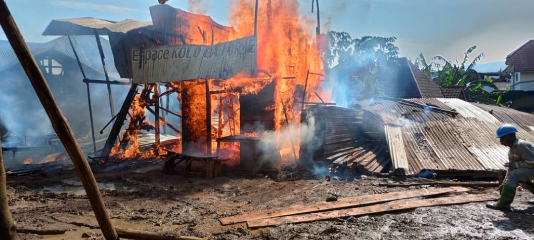 Kamituga : Cinq maisons réduites en cendres dans un incendie au quartier Hexagone