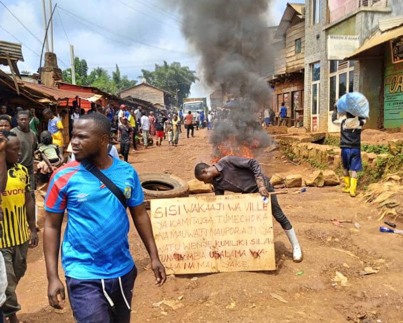 Kamituga : une femme tuée lors d’une attaque armée, les habitants en colère érigent des barricades pour dénoncer l’insécurité