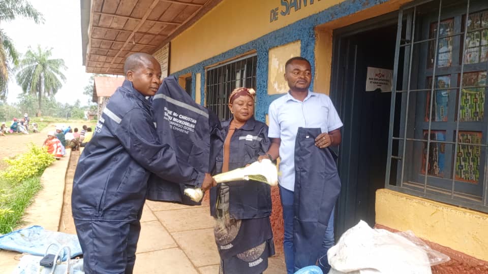 Kamituga : Christian Salumu Mukobelwa appuie la réouverture de la route Tchabene par un don d’équipements