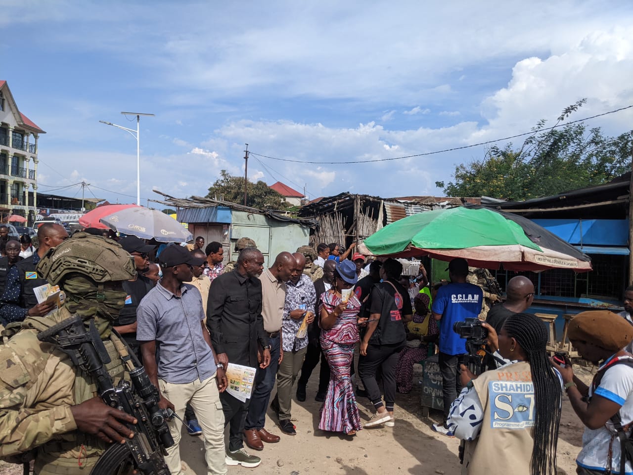 Uvira : Le gouverneur Purusi et le CCLAM sensibilisent contre les dangers des engins explosifs