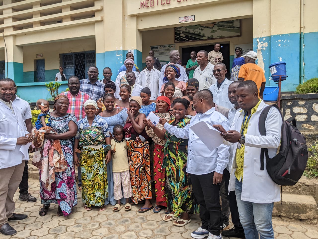 Uvira : des patients de l’Hôpital Général de Référence expriment leur gratitude au gouverneur du Sud-Kivu pour un appui financier