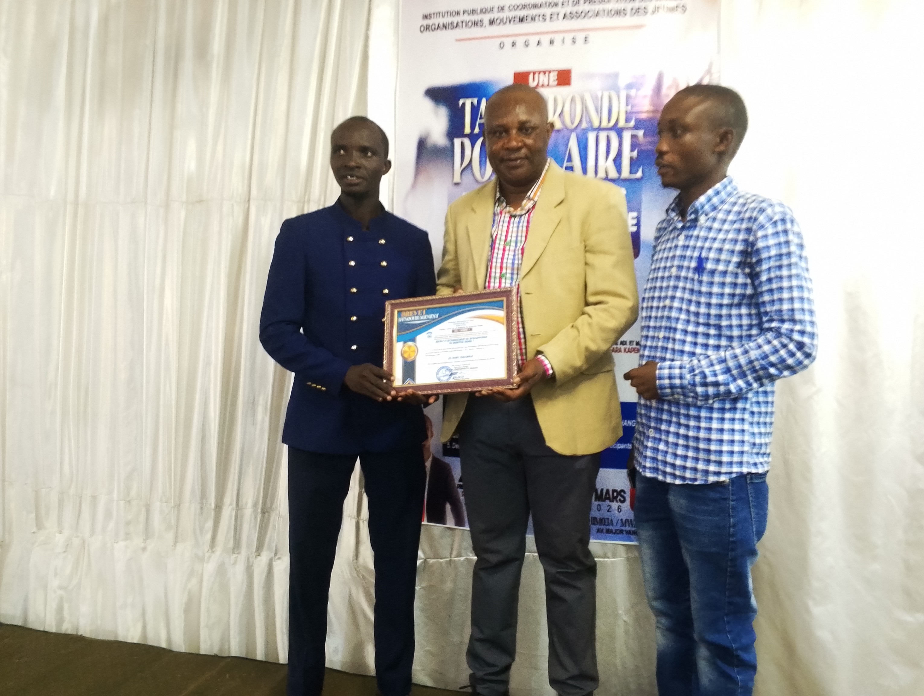 Uvira : un brevet d’encouragement décerné à Samy Kalonji Badibanga lors d’une table ronde sur les 7 ans de la ville