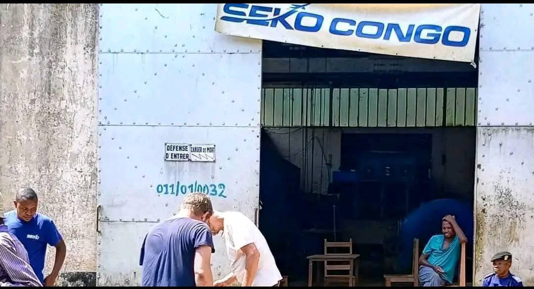 À Kamituga, dans la province du Sud-Kivu, les perturbations persistantes du courant électrique suscitent une vive inquiétude au sein de la population. Plusieurs quartiers de la ville et ses environs, alimentés par la centrale hydroélectrique de Mungombe, gérée par la société CRE-SEKO, sont touchés depuis plusieurs mois par des coupures fréquentes. Selon de nombreux habitants, la situation ne s’est pas améliorée malgré leurs plaintes répétées. Ils dénoncent une irrégularité dans la fourniture de l’électricité, alors même qu’ils continuent de s’acquitter de leurs factures. « Nous sommes déçus de cette société. Nous payons régulièrement, mais nous passons parfois plus d’une semaine sans courant. Et quand il revient, il est trop faible pour recharger un téléphone ou faire fonctionner une télévision », a confié un habitant sous couvert d’anonymat. Il prévient que des actions de grande envergure pourraient être envisagées si aucune solution n’est trouvée. Sur le plan juridique, Me Ishukwe Wabenga Jean, défenseur judiciaire près le Tribunal de grande instance de Kamituga, appelle la population à faire valoir ses droits face à ce qu’il qualifie d’« oppression », notamment en raison du coût jugé élevé de l’électricité. Il insiste également sur le rôle de la jeunesse dans cette mobilisation citoyenne. « La jeunesse doit se réveiller et se mobiliser pour mettre fin à cette exploitation. Ce que nous vivons est inacceptable », a-t-il déclaré, tout en se disant surpris de la gestion actuelle de la société par des acteurs locaux. De son côté, la société CRE-SEKO reconnaît l’existence des perturbations et assure être à pied d’œuvre pour y remédier. Me Serge Mwenyemali Trésor, défenseur judiciaire près la même juridiction et assistant du chef de projet de l’entreprise, indique que des travaux techniques sont en cours à la centrale de Mungombe. « Nos équipes travaillent jour et nuit pour trouver une solution durable. La technique a parfois ses contraintes, mais nous rassurons nos abonnés que la situation sera rétablie dans les meilleurs délais », a-t-il affirmé, appelant à la patience des consommateurs. En attendant une amélioration concrète, la population de Kamituga continue de faire face à une desserte électrique jugée insuffisante, avec des conséquences sur les activités quotidiennes et économiques