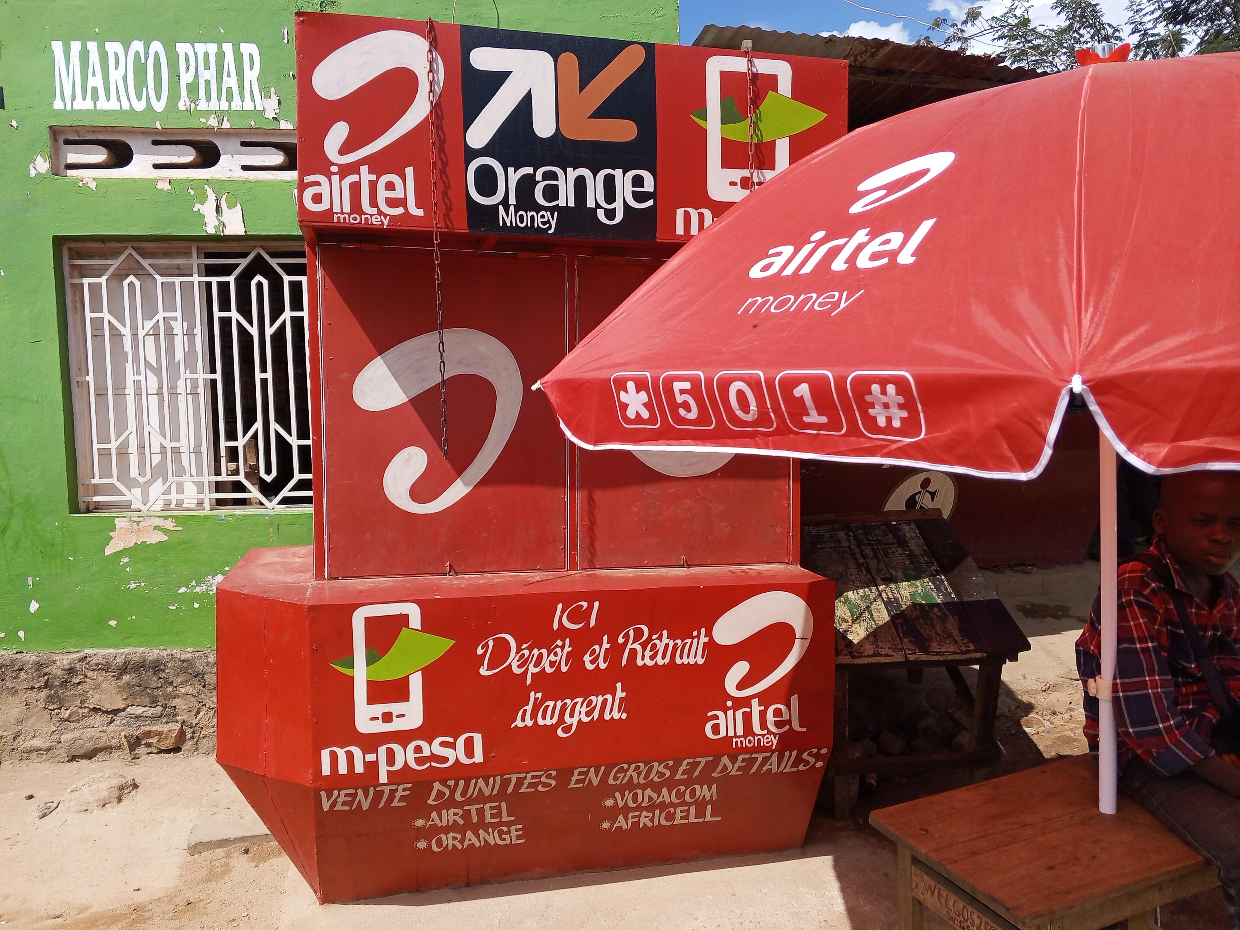 Uvira : polémique autour des frais jugés abusifs sur les retraits en dollars via mobile money