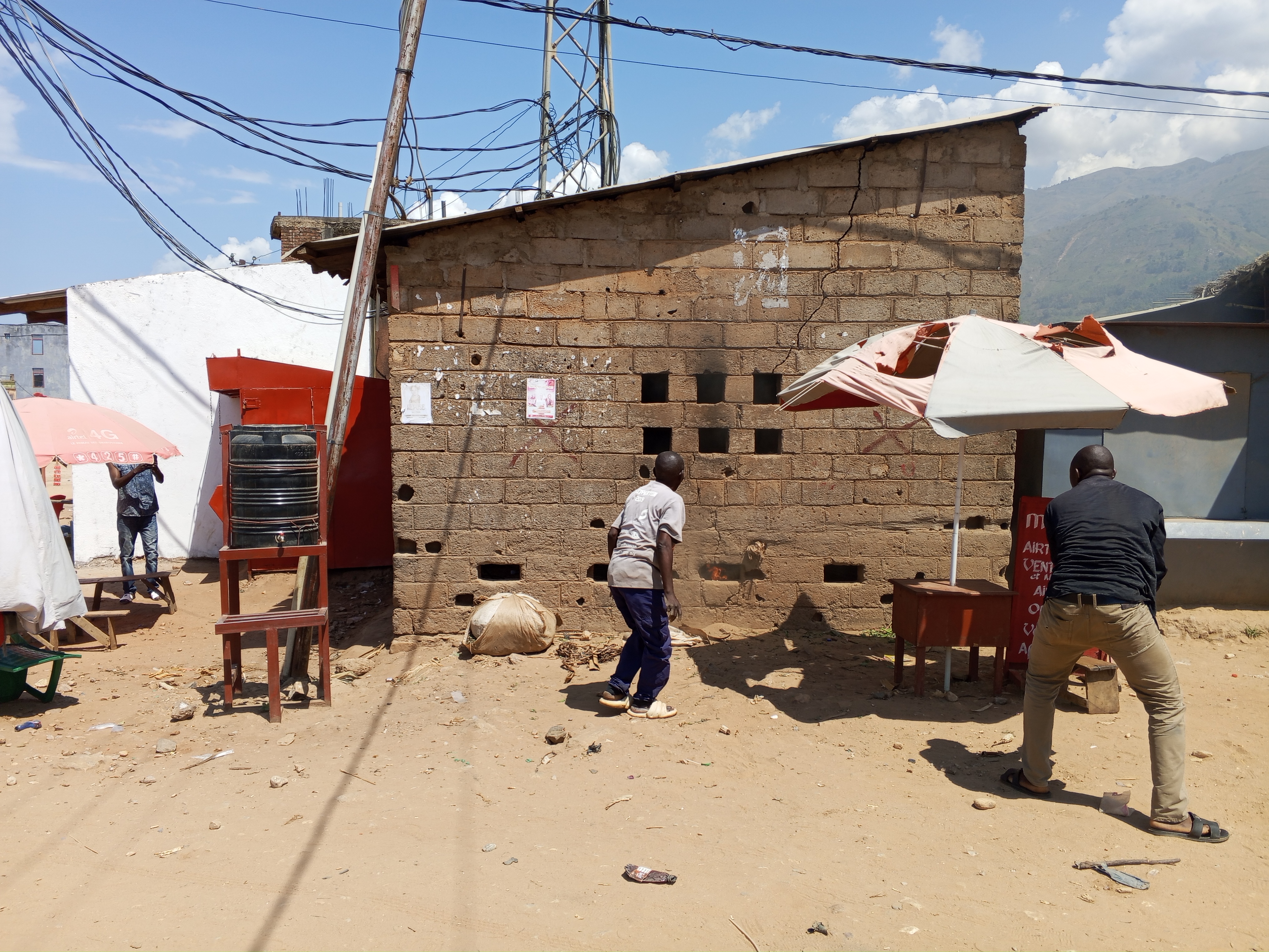 Uvira : une cabine électrique prend feu à Kabindula, des habitants interviennent pour éviter le pire