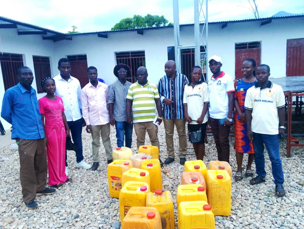 Richard Changachanga dote 10 jeunes du clan Bakono de bidons d’essence pour encourager l’entrepreneuriat et l’auto-prise en charge