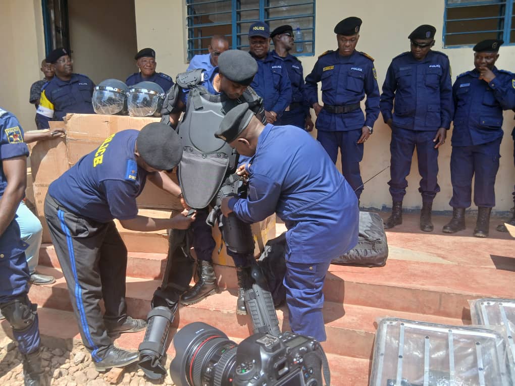 Sud-Kivu : la PNC renforce ses capacités opérationnelles avec un deuxième lot d’équipements logistiques à Uvira