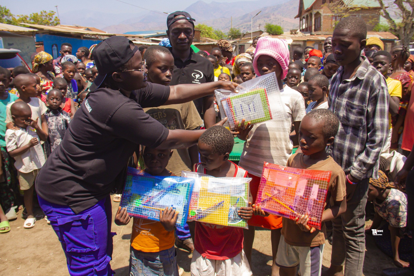 Uvira : 200 enfants vulnérables bénéficient de kits scolaires distribués par YWAM DRC