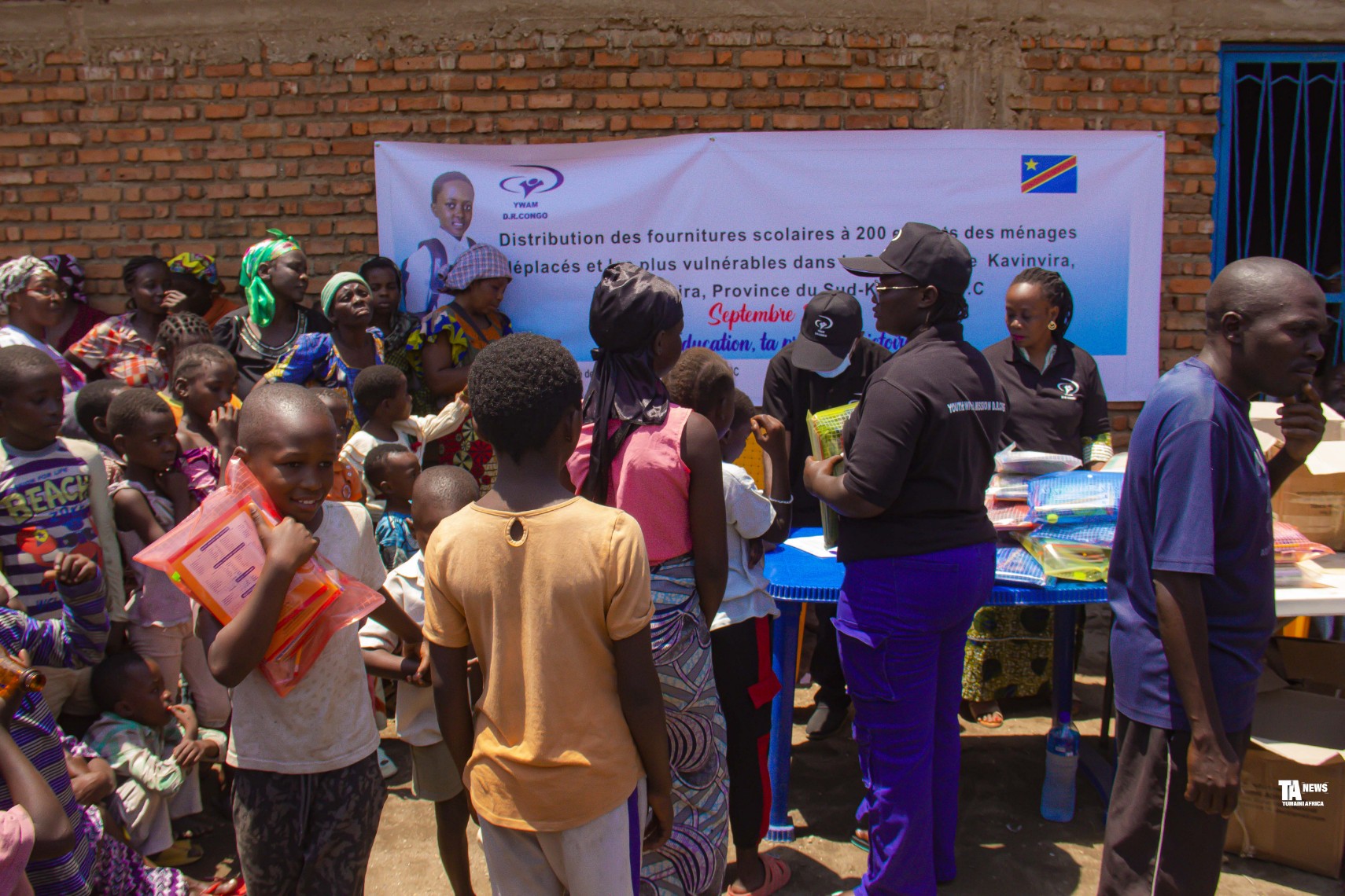 Uvira : 200 enfants déplacés et vulnérables de Kavimvira reçoivent des kits scolaires