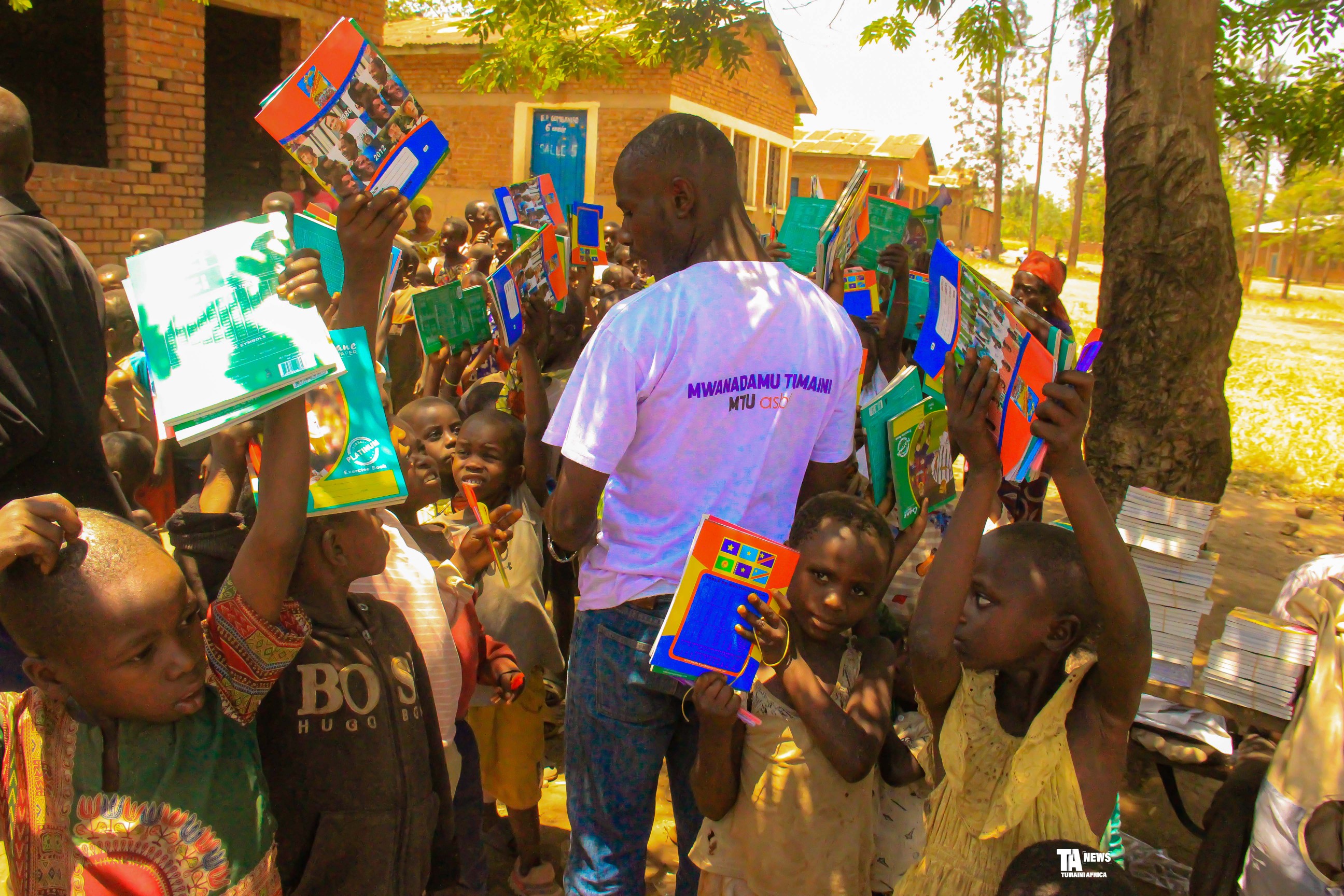 Uvira : 250 enfants déplacés de guerre bénéficient de kits scolaires à Lubarika
