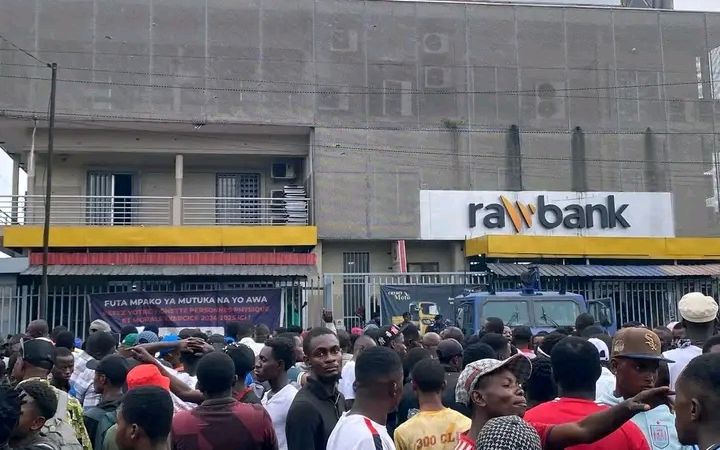 Kinshasa : Une jeune femme arrêtée après une tentative de braquage à la Rawbank