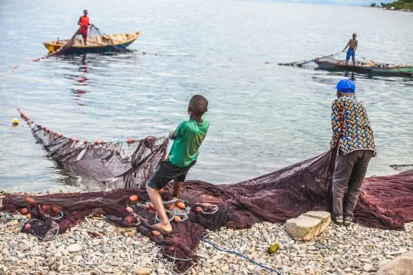 Uvira : pendant les grandes vacances, la protection des enfants mise à l’épreuve sur les rives du lac Tanganyika.