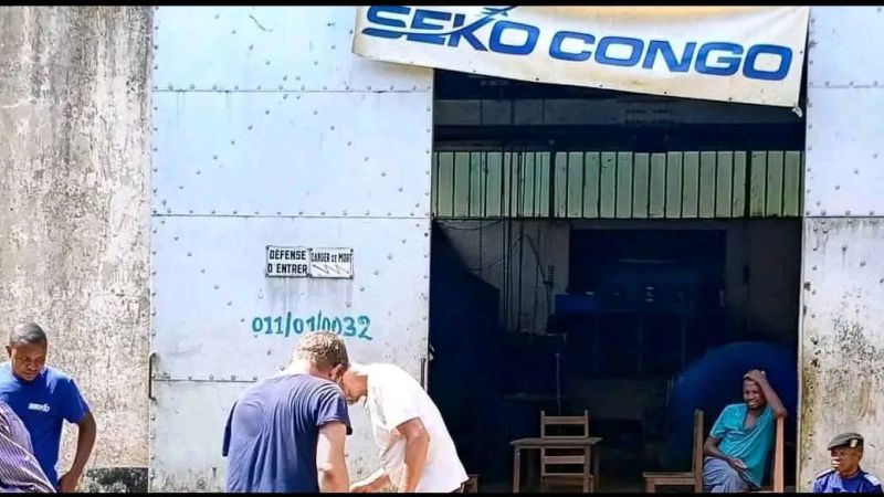 À Kamituga, dans la province du Sud-Kivu, les perturbations persistantes du courant électrique suscitent une vive inquiétude au sein de la population. Plusieurs quartiers de la ville et ses environs, alimentés par la centrale hydroélectrique de Mungombe, gérée par la société CRE-SEKO, sont touchés depuis plusieurs mois par des coupures fréquentes. Selon de nombreux habitants, la situation ne s’est pas améliorée malgré leurs plaintes répétées. Ils dénoncent une irrégularité dans la fourniture de l’électricité, alors même qu’ils continuent de s’acquitter de leurs factures. « Nous sommes déçus de cette société. Nous payons régulièrement, mais nous passons parfois plus d’une semaine sans courant. Et quand il revient, il est trop faible pour recharger un téléphone ou faire fonctionner une télévision », a confié un habitant sous couvert d’anonymat. Il prévient que des actions de grande envergure pourraient être envisagées si aucune solution n’est trouvée. Sur le plan juridique, Me Ishukwe Wabenga Jean, défenseur judiciaire près le Tribunal de grande instance de Kamituga, appelle la population à faire valoir ses droits face à ce qu’il qualifie d’« oppression », notamment en raison du coût jugé élevé de l’électricité. Il insiste également sur le rôle de la jeunesse dans cette mobilisation citoyenne. « La jeunesse doit se réveiller et se mobiliser pour mettre fin à cette exploitation. Ce que nous vivons est inacceptable », a-t-il déclaré, tout en se disant surpris de la gestion actuelle de la société par des acteurs locaux. De son côté, la société CRE-SEKO reconnaît l’existence des perturbations et assure être à pied d’œuvre pour y remédier. Me Serge Mwenyemali Trésor, défenseur judiciaire près la même juridiction et assistant du chef de projet de l’entreprise, indique que des travaux techniques sont en cours à la centrale de Mungombe. « Nos équipes travaillent jour et nuit pour trouver une solution durable. La technique a parfois ses contraintes, mais nous rassurons nos abonnés que la situation sera rétablie dans les meilleurs délais », a-t-il affirmé, appelant à la patience des consommateurs. En attendant une amélioration concrète, la population de Kamituga continue de faire face à une desserte électrique jugée insuffisante, avec des conséquences sur les activités quotidiennes et économiques