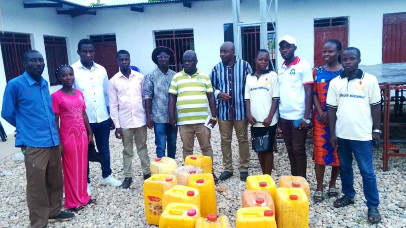Richard Changachanga dote 10 jeunes du clan Bakono de bidons d’essence pour encourager l’entrepreneuriat et l’auto-prise en charge