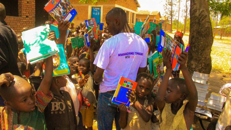 Uvira : 250 enfants déplacés de guerre bénéficient de kits scolaires à Lubarika
