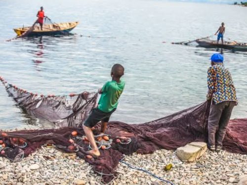 Uvira : pendant les grandes vacances, la protection des enfants mise à l’épreuve sur les rives du lac Tanganyika.