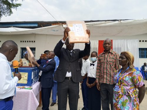 Uvira : le maire Kiza Muhato lance officiellement les examens d’État 2026 pour 8 521 finalistes dans la sous-division Uvira 1