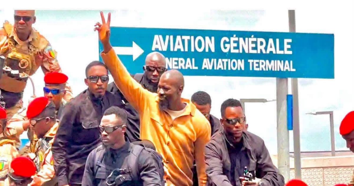 Guinée : Mamadi Doumbouya regagne Conakry après dix jours de congé en Grèce