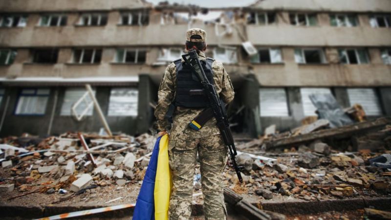 Kiev en deuil : une frappe russe fait au moins 18 morts, Paris dénonce un "mépris souverain" pour le droit international