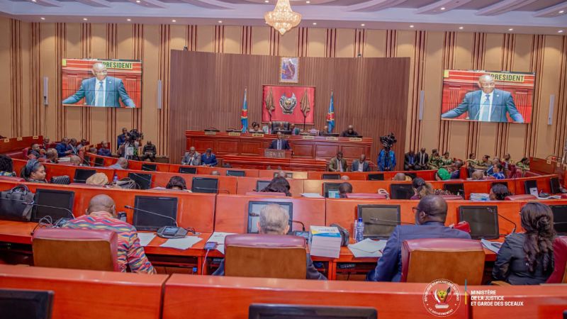 RDC : au Sénat, le gouvernement pousse la prorogation de l’état de siège et réforme la justice militaire face à la crise sécuritaire