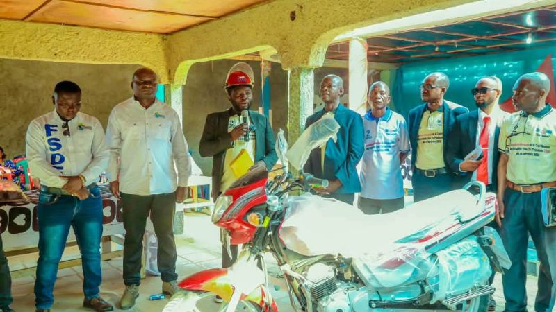 Uvira : la Fondation Simba Doudou remet une moto à la Mutualité EMO ’YA M’MBONDO
