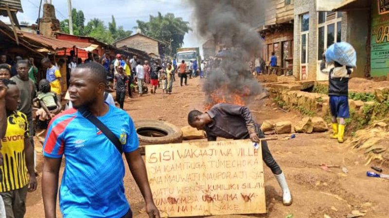 Kamituga : une femme tuée lors d’une attaque armée, les habitants en colère érigent des barricades pour dénoncer l’insécurité
