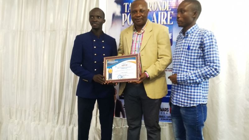 Uvira : un brevet d’encouragement décerné à Samy Kalonji Badibanga lors d’une table ronde sur les 7 ans de la ville