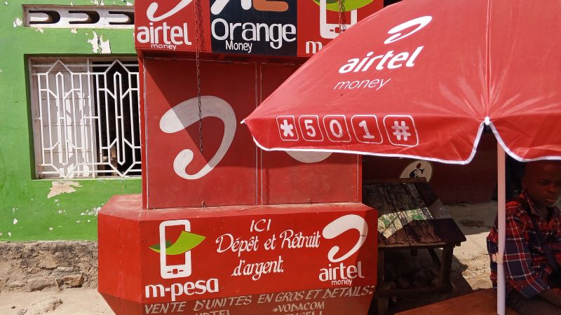 Uvira : polémique autour des frais jugés abusifs sur les retraits en dollars via mobile money