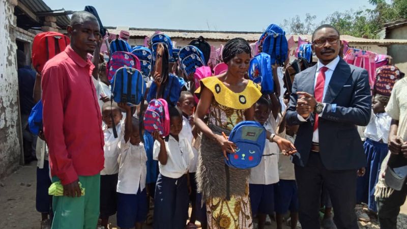Fizi : le ministre national de l’Urbanisme Alexis Gisaro Muvunyi offre des fournitures scolaires à plus de 300 élèves à Baraka