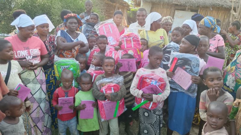 Uvira : Néhémie Sumaili distribue des kits scolaires à une vingtaine d’enfants à Kahororo