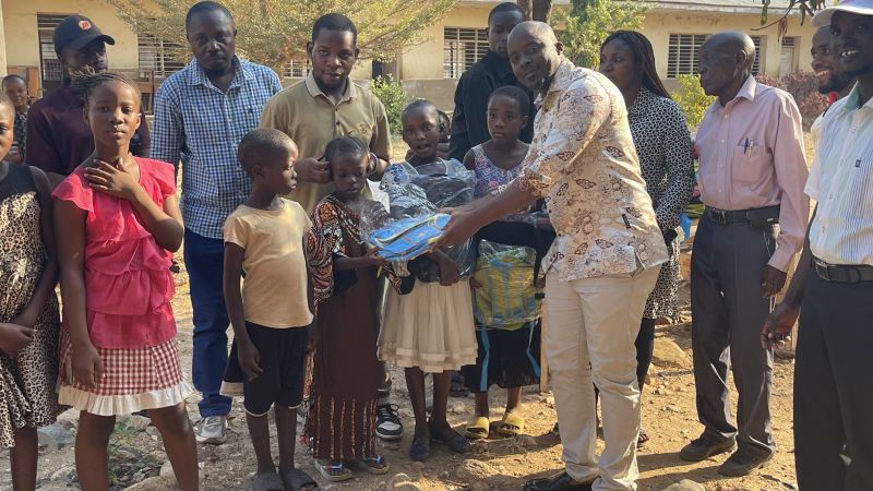 Uvira : Richard Changa Changa offre des kits scolaires à 100 enfants orphelins du quartier Rombe 1