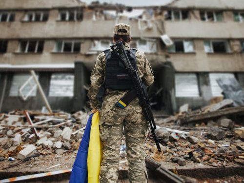Kiev en deuil : une frappe russe fait au moins 18 morts, Paris dénonce un "mépris souverain" pour le droit international