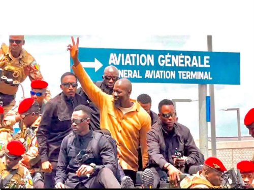 Guinée : Mamadi Doumbouya regagne Conakry après dix jours de congé en Grèce