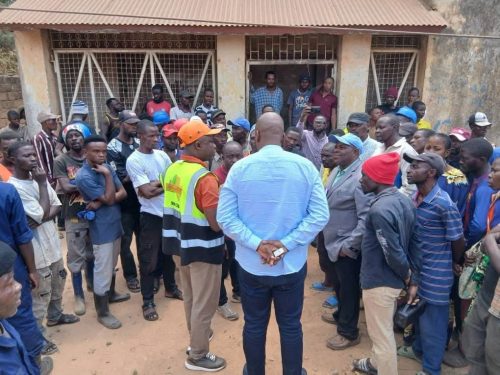 Uvira : les journaliers d’EIS Afrika en sit-in pour réclamer trois mois de salaire impayé
