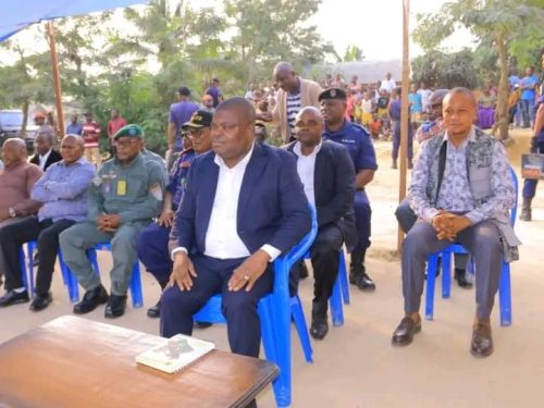 Maniema : le gouverneur Moïse Mussa Kabwankubi renforce la sécurité communautaire à Mikelenge