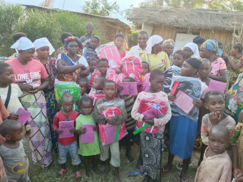 Uvira : Néhémie Sumaili distribue des kits scolaires à une vingtaine d’enfants à Kahororo